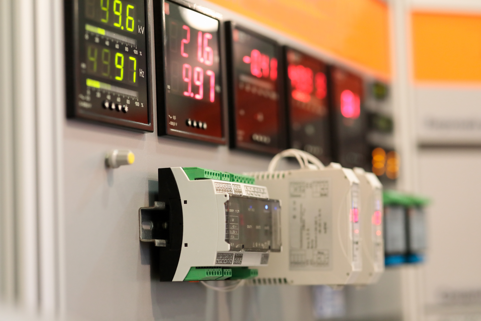Panele pomiarowe i mierniki w rozdzielni elektrycznej